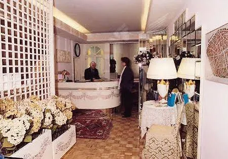 Residenza Due Torri Check In Presso Vicolo Cattani 7 Болонья