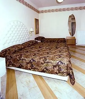 Residenza Due Torri Check In Presso Vicolo Cattani 7 Болонья